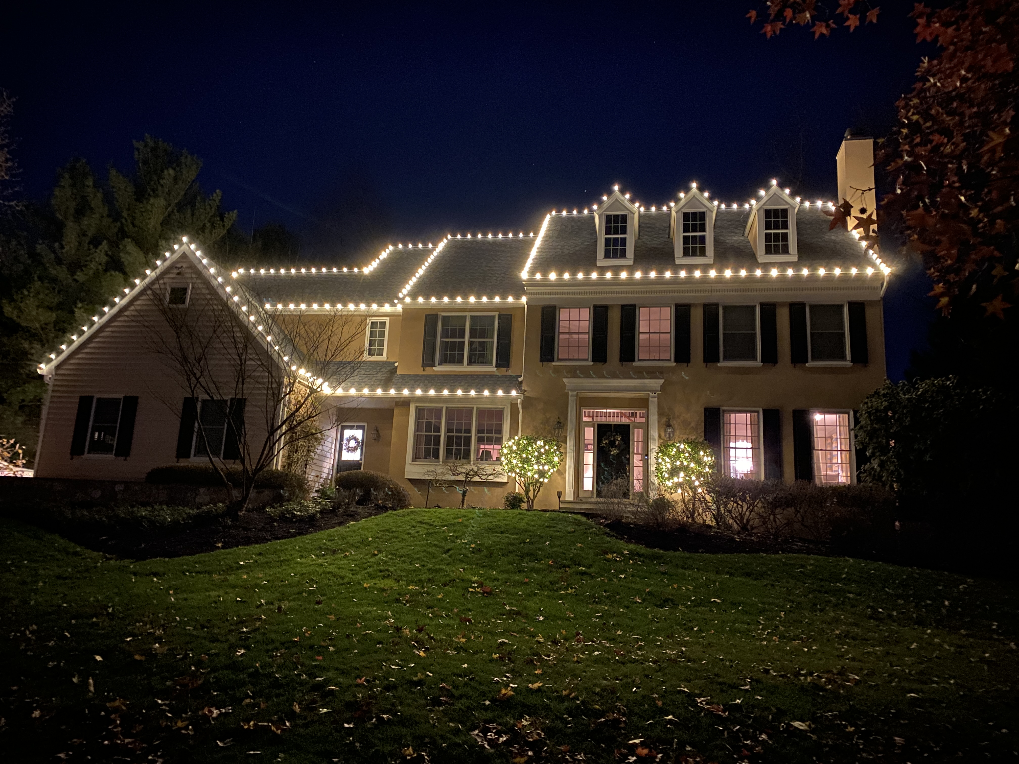 Warm-white Christmas roofline display installed at a Wayne home